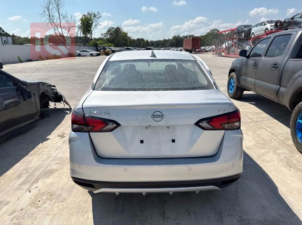 نيسان فيرسا